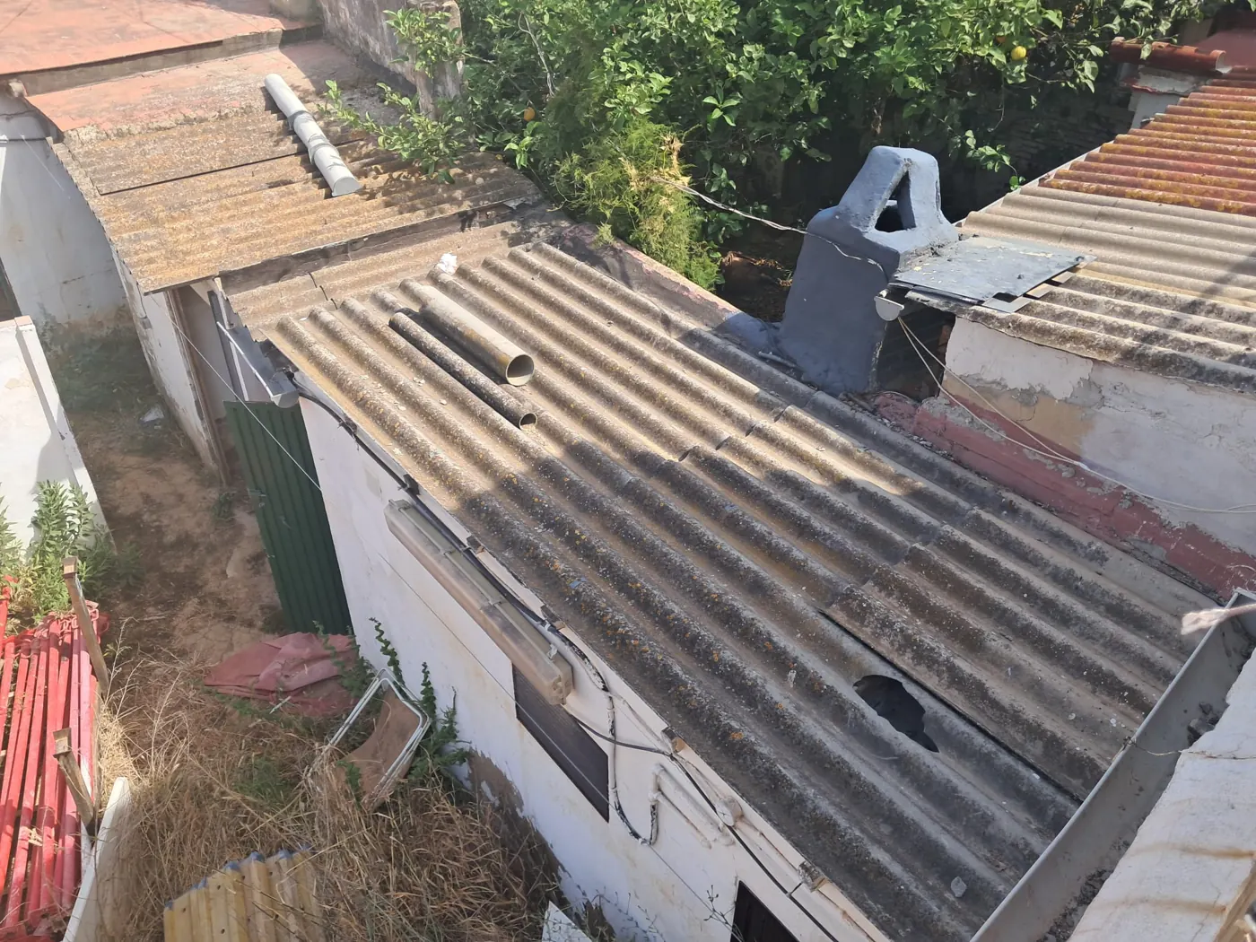 Cubierta de placas onduladas de fibrocemento con amianto sobre una construcción baja en la calle Convent de Paiporta, antes de la retirada