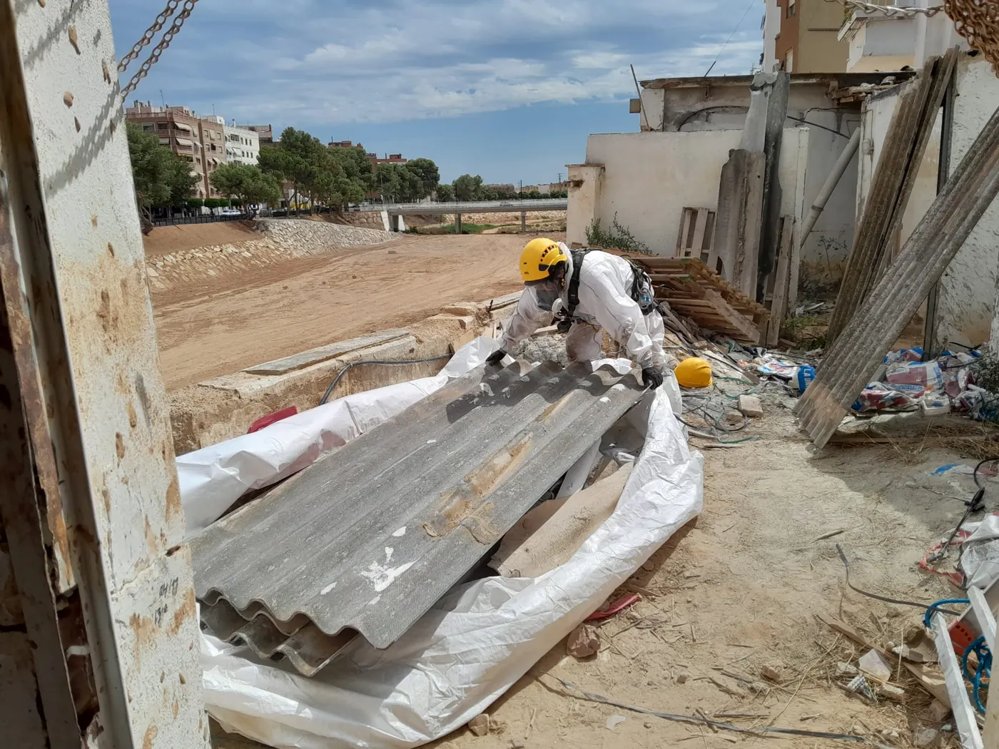 Placa ondulada de fibrocemento colocada sobre el plástico del big bag para su embalaje inmediato