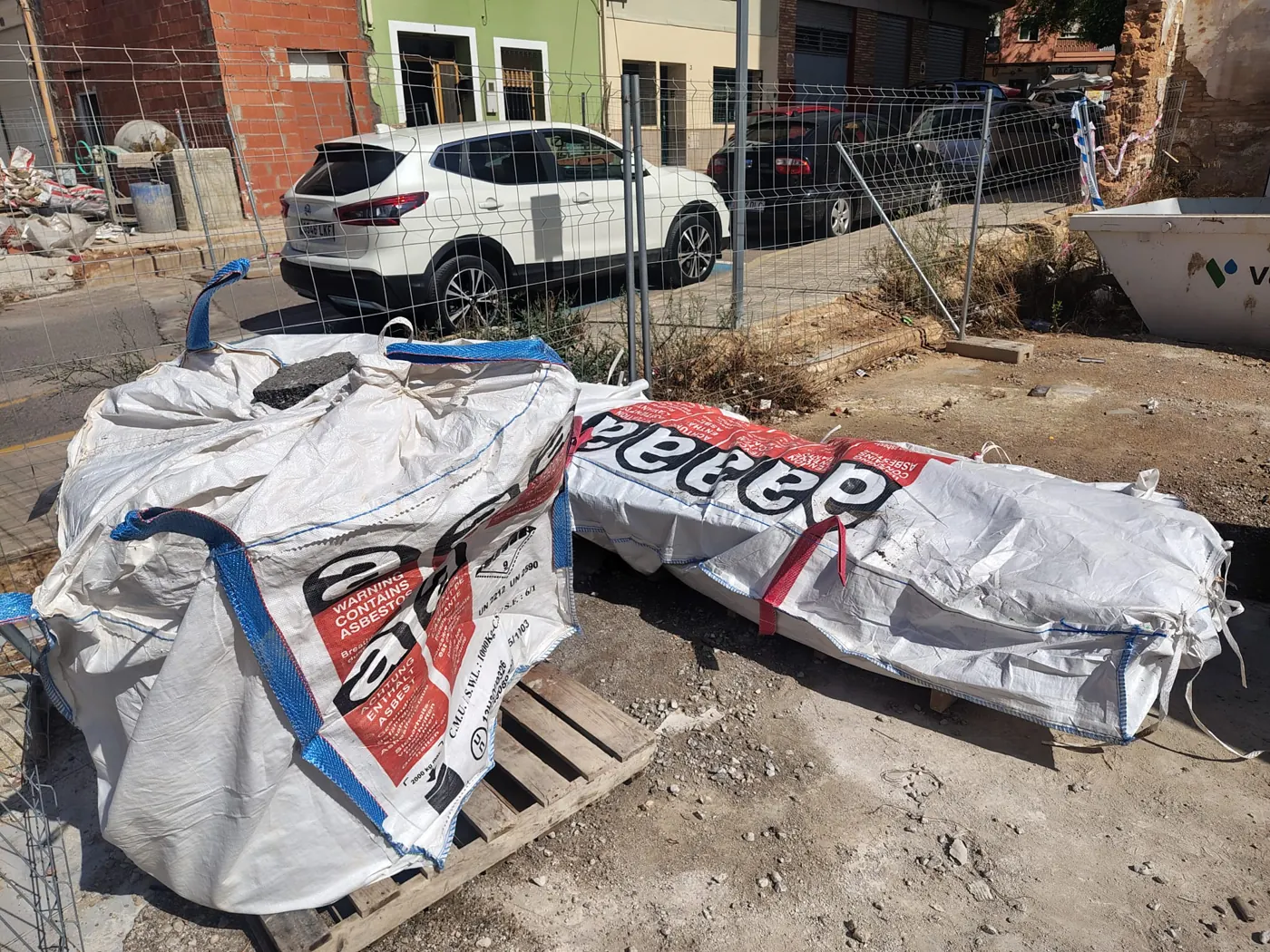 Big bags de residuo con amianto sobre palé, cerrados y señalizados, listos para su traslado a vertedero autorizado