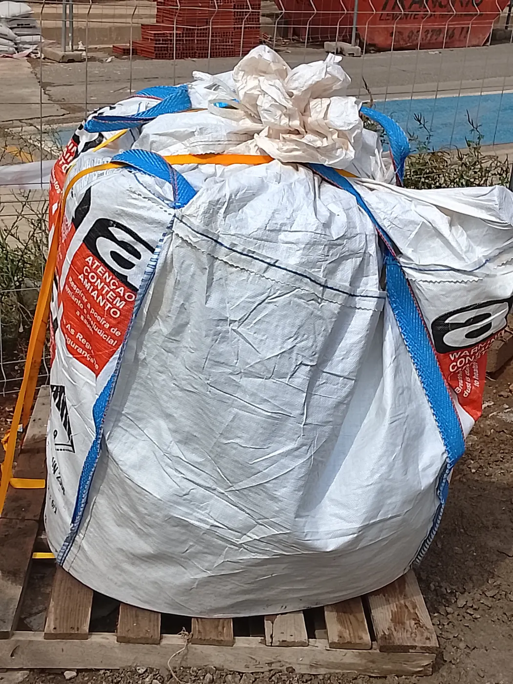 Big bag de amianto cerrado y atado sobre un palé al terminar la obra en Paiporta