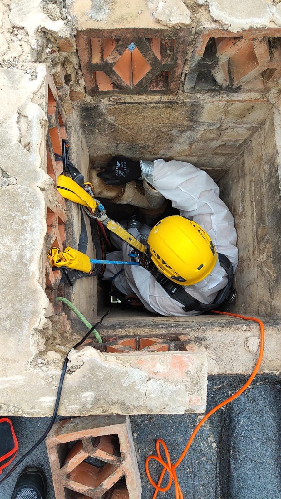 Trabajadores de Cosyval retirando bajantes de fibrocemento en Valencia