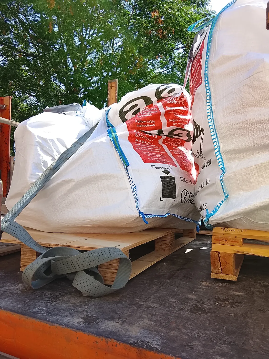Sacas de residuo con amianto cargadas en el camión al terminar la obra