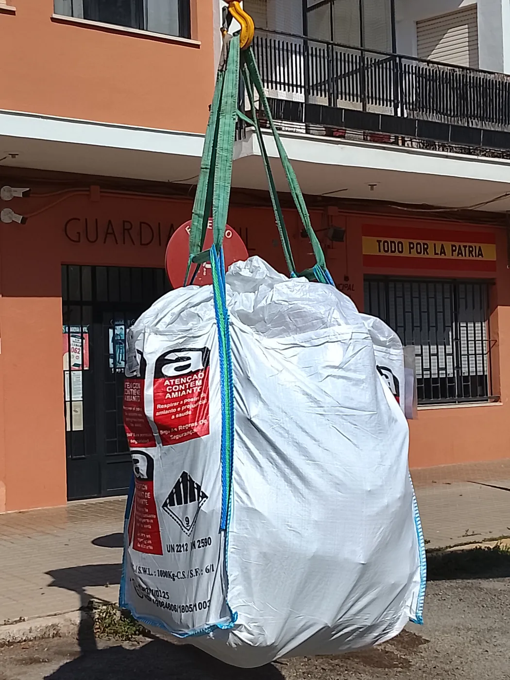 Saca vertical de residuo con amianto izada con eslingas durante la carga