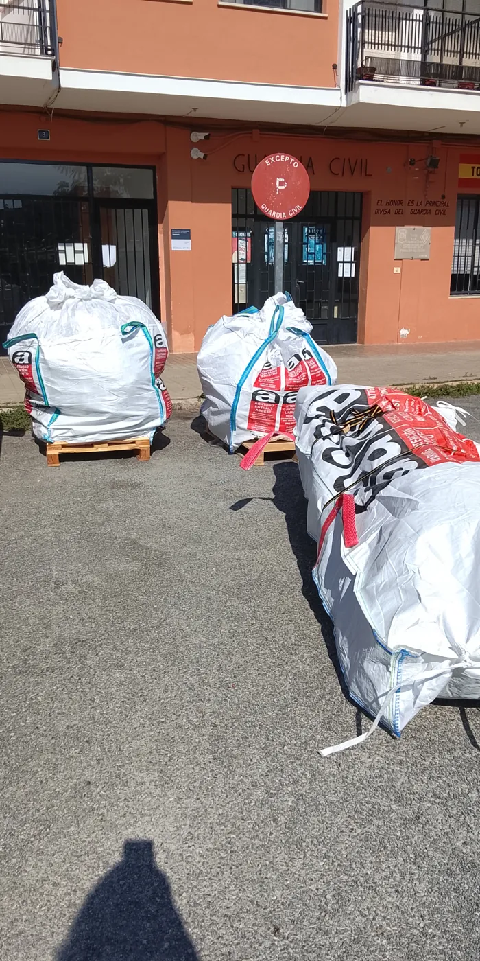 Sacas de residuo con amianto cerradas y sobre palés, listas para su traslado